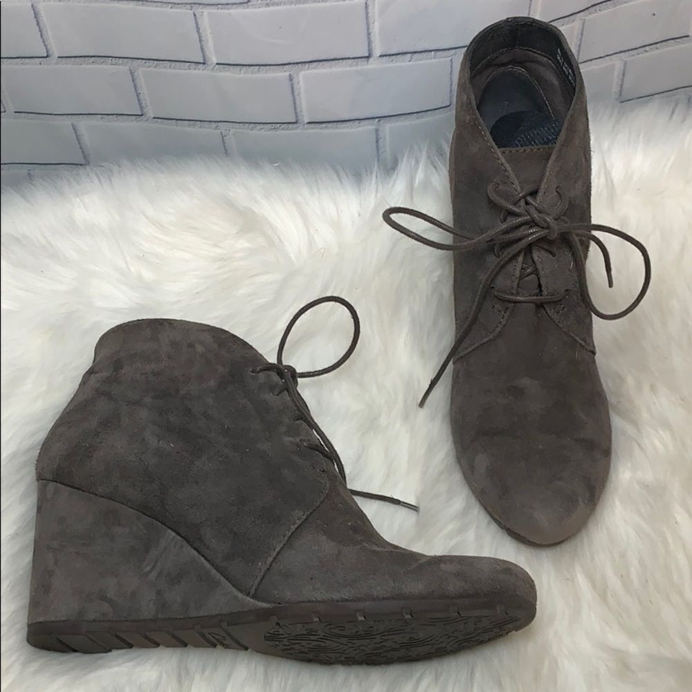 Clarks Artisan Brown Suede Ankle Booties Size 9